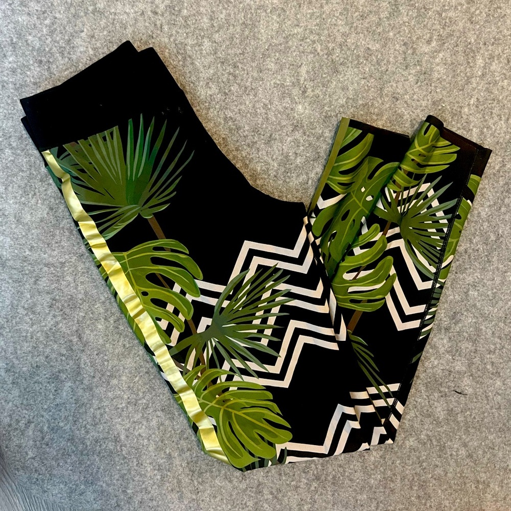 Tropical print ultracor leggings with gold stripe